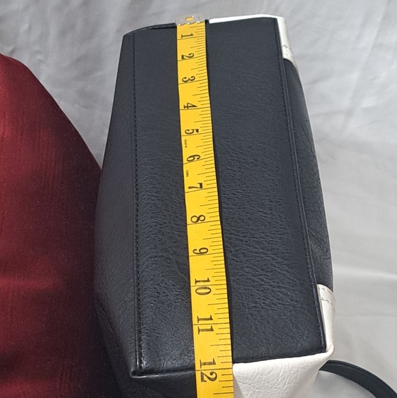 Black & White Strip PVC Leather Shoulder/Crossbody Bag EUC - Picture 11 of 15